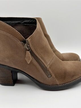Taos Billie Brown Tan Suede Boots Ankle Booties Heel Size 39, US 8 - 8.5 Leather
